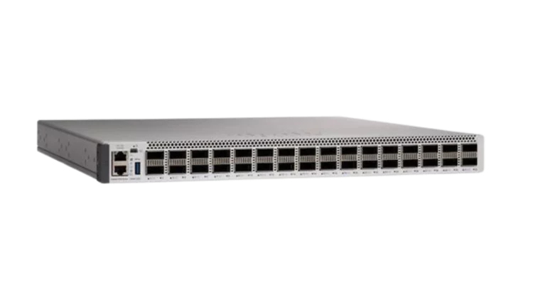 Cisco Catalyst C9500-32QC-E - Imagen de un switch con 32 puertos 100G y capacidades avanzadas.